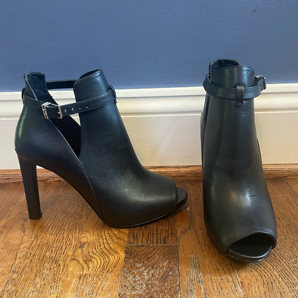 NEW UNWORN Michael Kors Lawson black leather peep toe heeled booties, size 7.5.